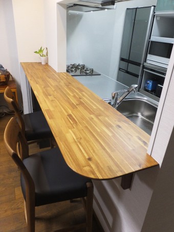 ハーフミラーガラスでフラットで美しいキッチン空間に